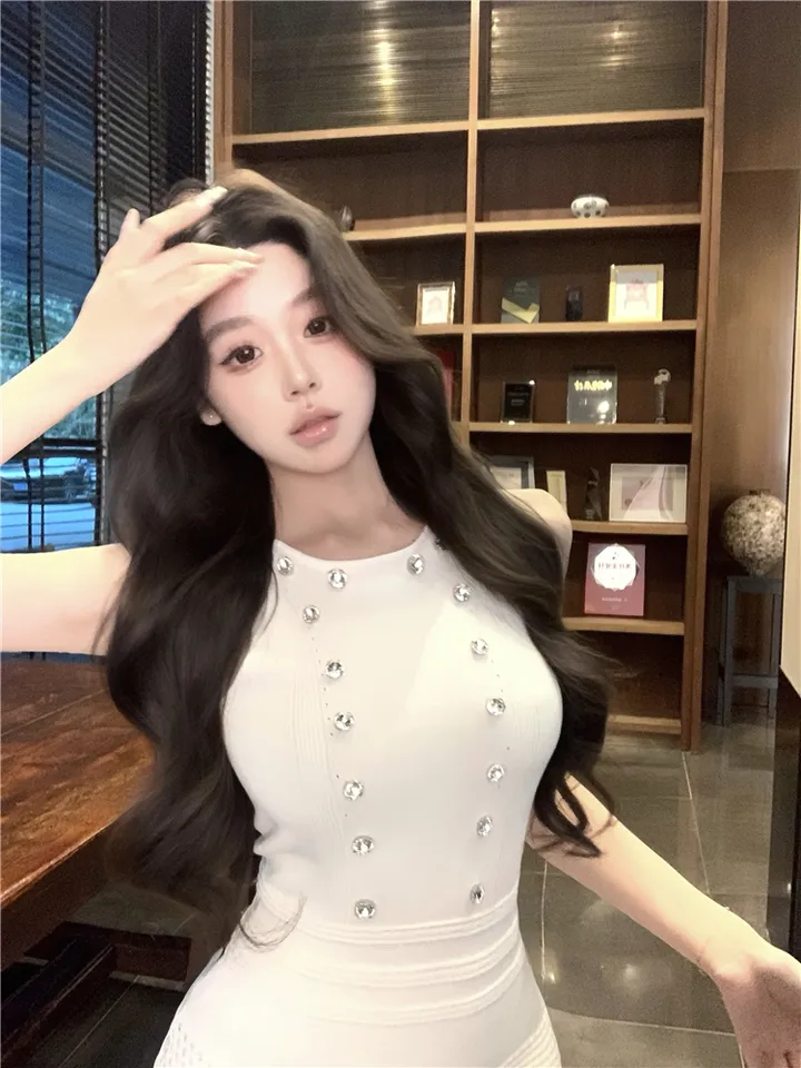 [고퀄리티 청순 단아 하객룩] 큐빅 비즈 민소매 니트 나시 + A라인 플리츠 스커트 투피스 셋업 세트 (2color) 화이트 블랙 상세 이미지 24
