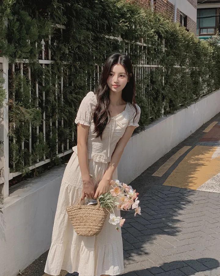 [휴양룩☘️/블라우스+스커트SET🤍] 노키 레이스 펀칭 플라워자수 리본 셔링 스모크 퍼프소매 밴딩 티어드 블라우스+롱스커트 투피스 SET 상세 이미지 41