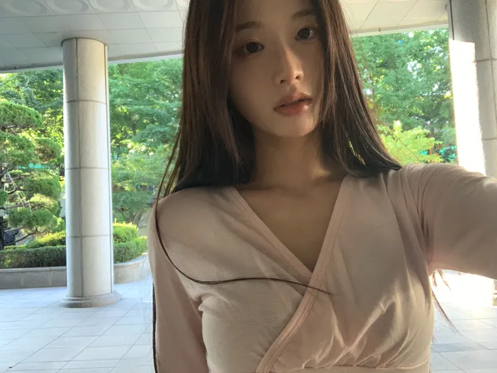 긴팔 티셔츠 모델 착용 이미지-S1L41