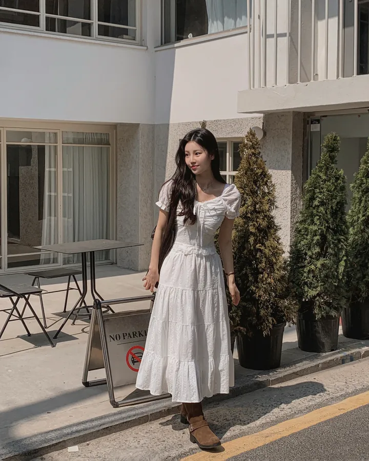 [휴양룩☘️/블라우스+스커트SET🤍] 노키 레이스 펀칭 플라워자수 리본 셔링 스모크 퍼프소매 밴딩 티어드 블라우스+롱스커트 투피스 SET 상세 이미지 28