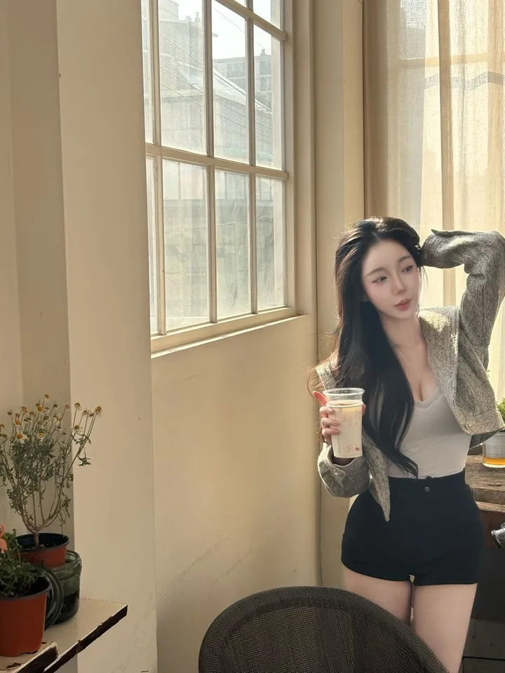 [영상핏🍀핏보장✨무보정🖤] 진주펄 트위드 크롭 후드자켓 하객룩 데일리룩 럭셔리 필수템 데이트룩 상세 이미지 22