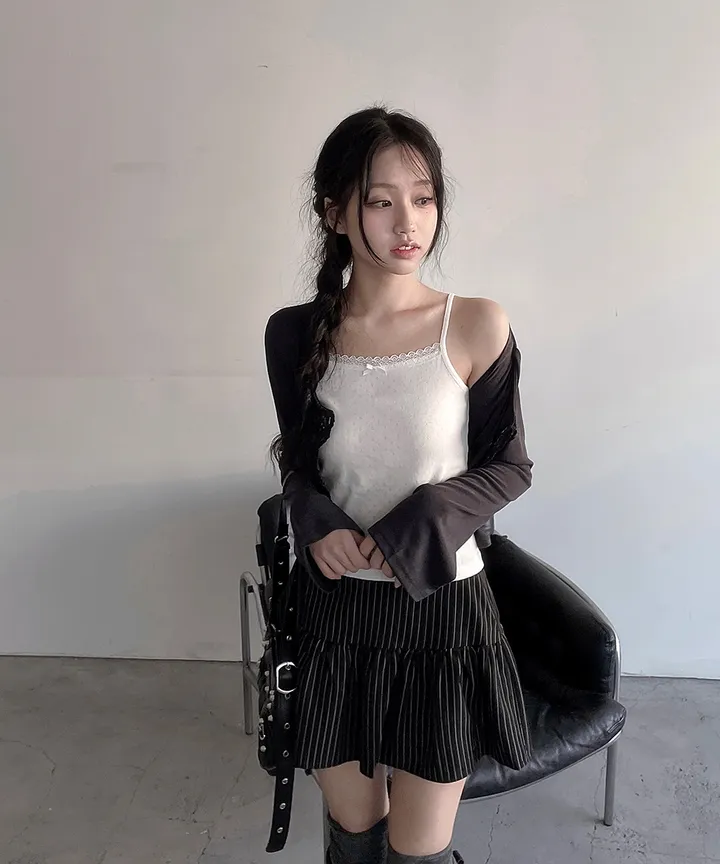 [발레코어💗몸매보정✨] 헤나 레이어드 슬림핏 크롭 유넥 트임 리본 스트랩 원버튼 레이스 가디건 겨울 봄 / 가디건 니트가디건 긴팔티셔츠 레이어드 슬림핏 기본티 이너티 뮤잉 상세 이미지 28