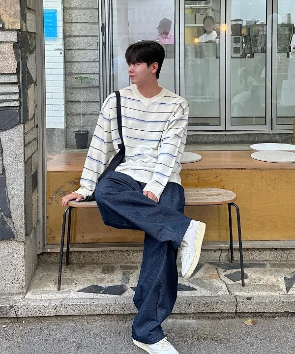 레비 스트라이프 브이넥 니트