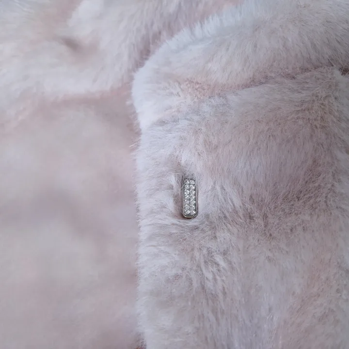 [고퀄💎 신상* 문의폭주!] 청순러블리 딸기우유빛 밍크 방울퍼 숏 케이프코트 / 겨울아우터 / 밍크퍼자켓 / 퍼케이프코트 / 데이트룩 / 연말룩 상세 이미지 22