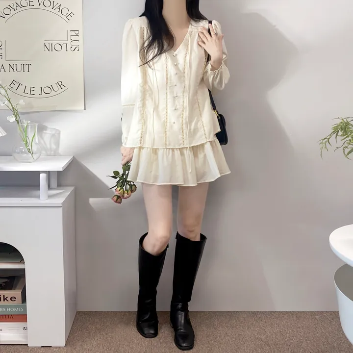 *최저가*[세트가격/분위기여신💗] 쏘내추럴 청순 콩단추 브이넥 펀칭 끈 블라우스 밴딩 A라인 캉캉 미니 스커트 투피스 / 간절기 봄 데이트 셋업 상세 이미지 9