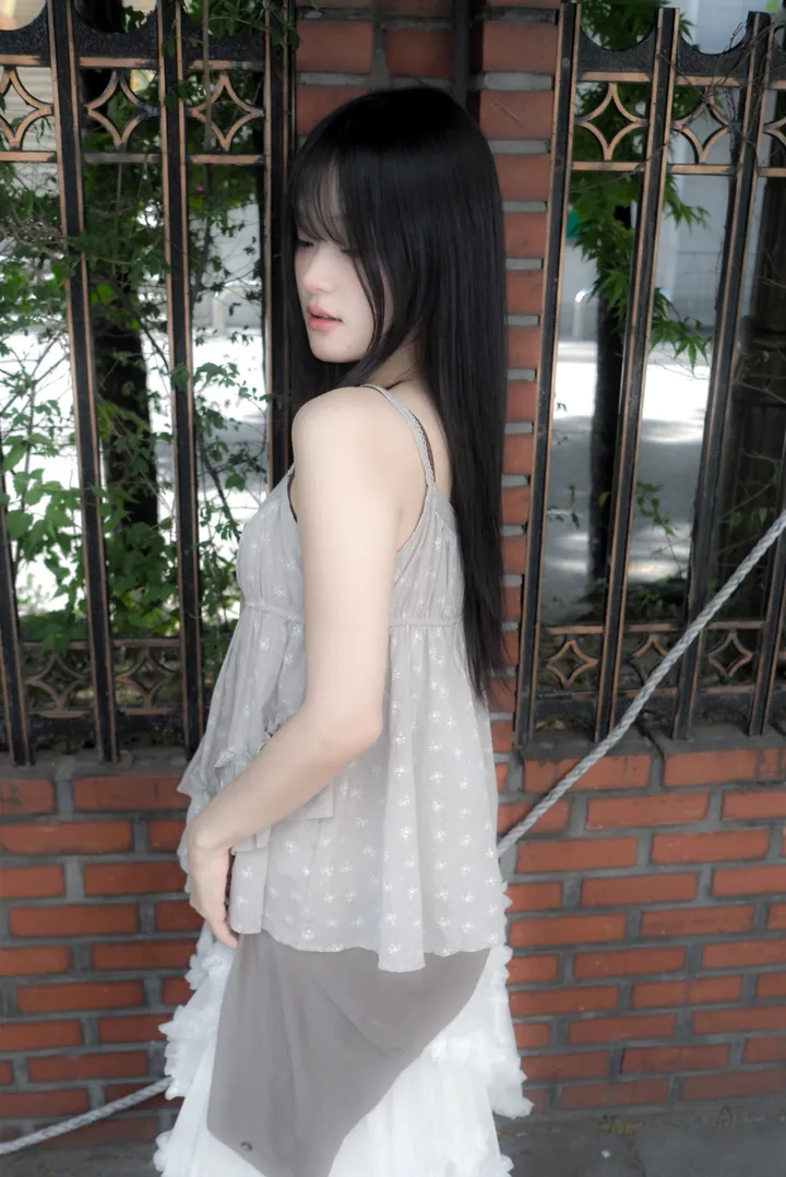 민소매 모델 착용 이미지-S1L18