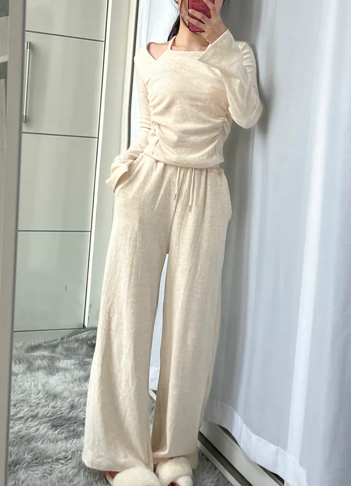 허얇골넓✨꾸안꾸 정석🌸소피아 기모 셔링 세트 (홀터넥 고퀄 오프숄더 도톰 스판 긴팔 슬림핏 티 투피스 데일리 무지 와이드 팬츠 하이웨스트 겨울 셋업 밴딩 바지) 상세 이미지 39