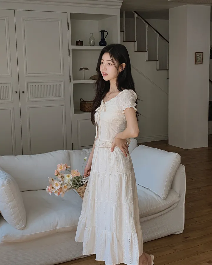 [휴양룩☘️/블라우스+스커트SET🤍] 노키 레이스 펀칭 플라워자수 리본 셔링 스모크 퍼프소매 밴딩 티어드 블라우스+롱스커트 투피스 SET 상세 이미지 50