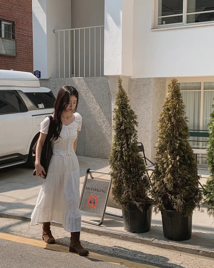 [휴양룩☘️/블라우스+스커트SET🤍] 노키 레이스 펀칭 플라워자수 리본 셔링 스모크 퍼프소매 밴딩 티어드 블라우스+롱스커트 투피스 SET 상세 이미지 29