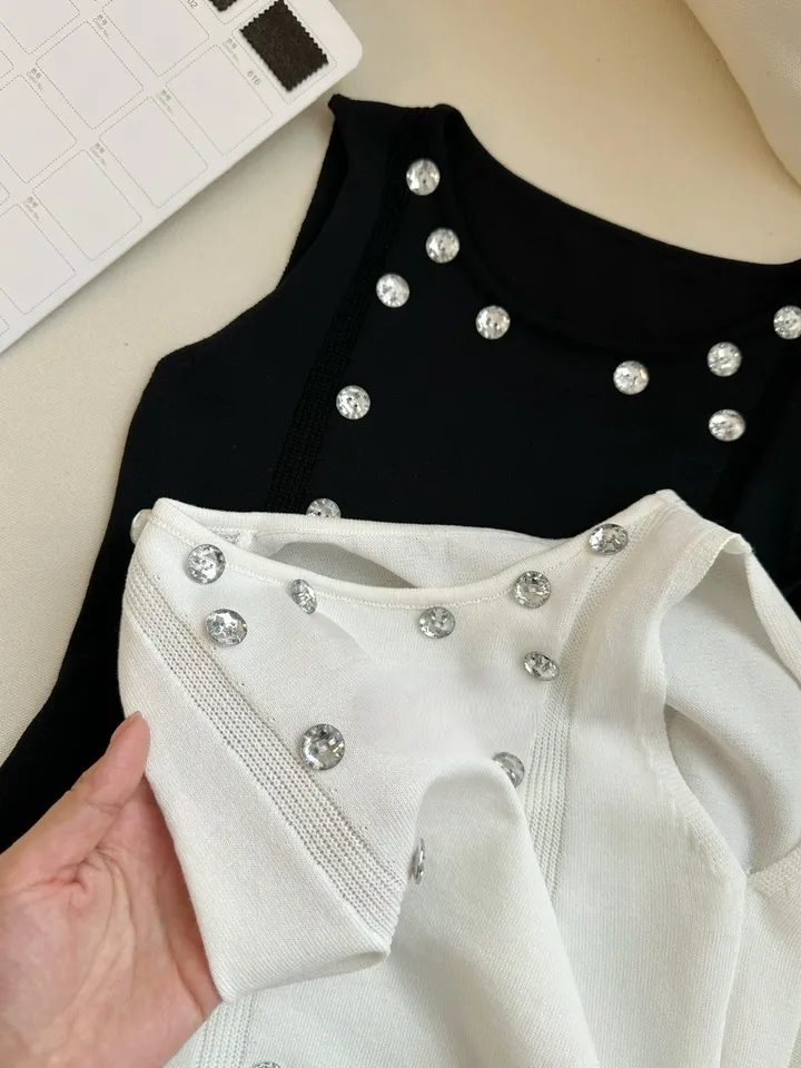 [데일리룩/심플코디] 큐빅 다이아몬드 셀러브리티 니트 슈트 스커트 여성 스터드 슬리브리스 조끼 스커트 투피스 세트 상세 이미지 3