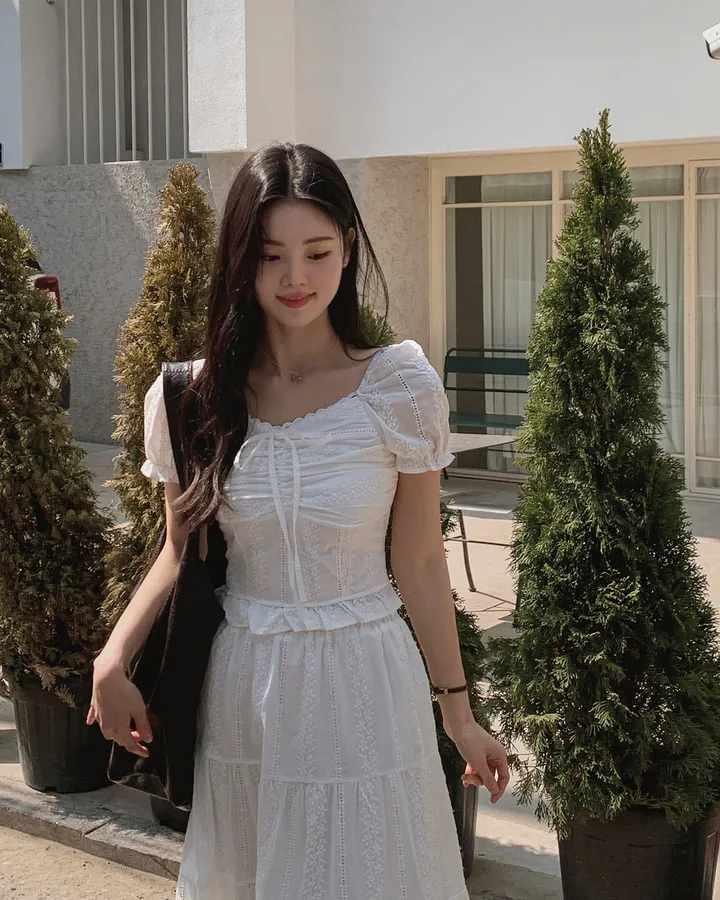 [휴양룩☘️/블라우스+스커트SET🤍] 노키 레이스 펀칭 플라워자수 리본 셔링 스모크 퍼프소매 밴딩 티어드 블라우스+롱스커트 투피스 SET 상세 이미지 25