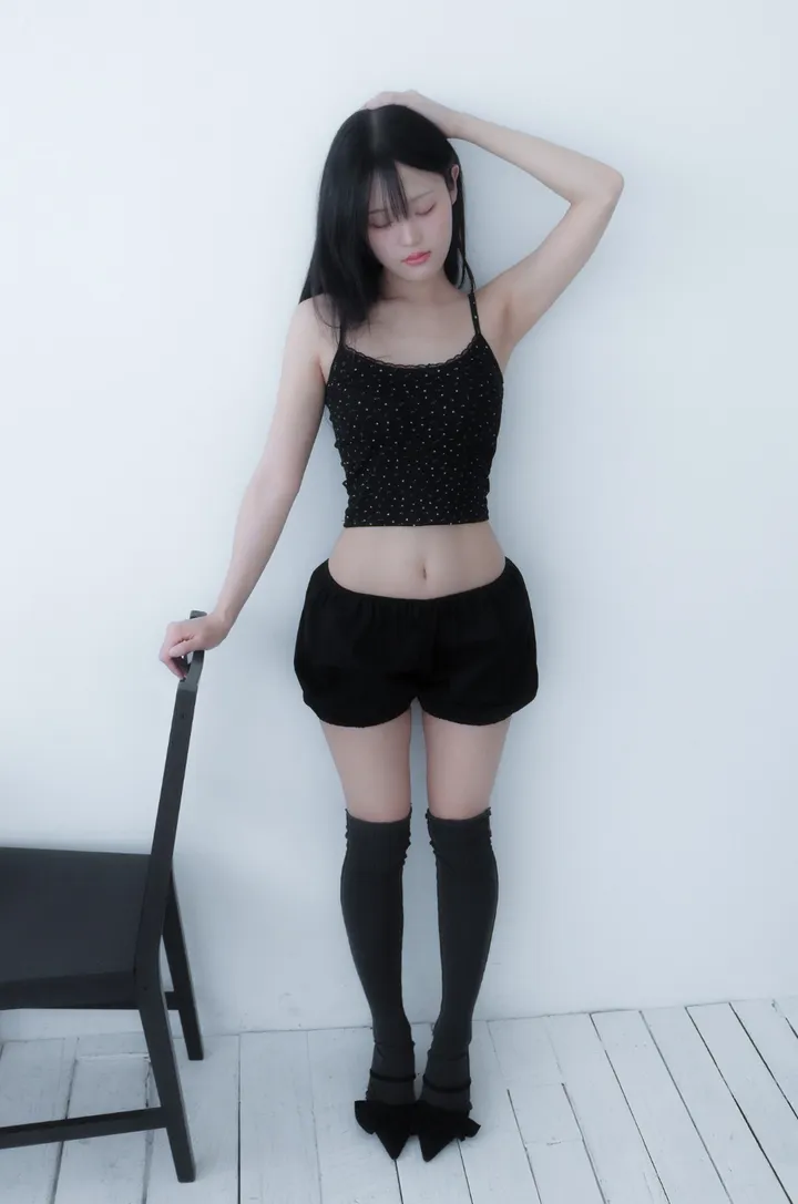 민소매 모델 착용 이미지-S1L12