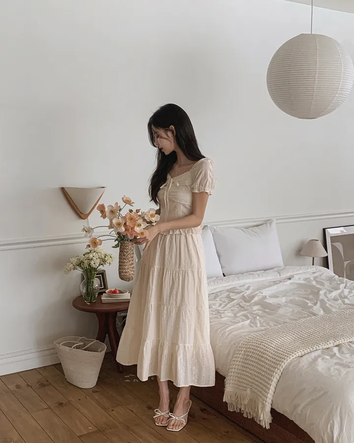[휴양룩☘️/블라우스+스커트SET🤍] 노키 레이스 펀칭 플라워자수 리본 셔링 스모크 퍼프소매 밴딩 티어드 블라우스+롱스커트 투피스 SET 상세 이미지 53
