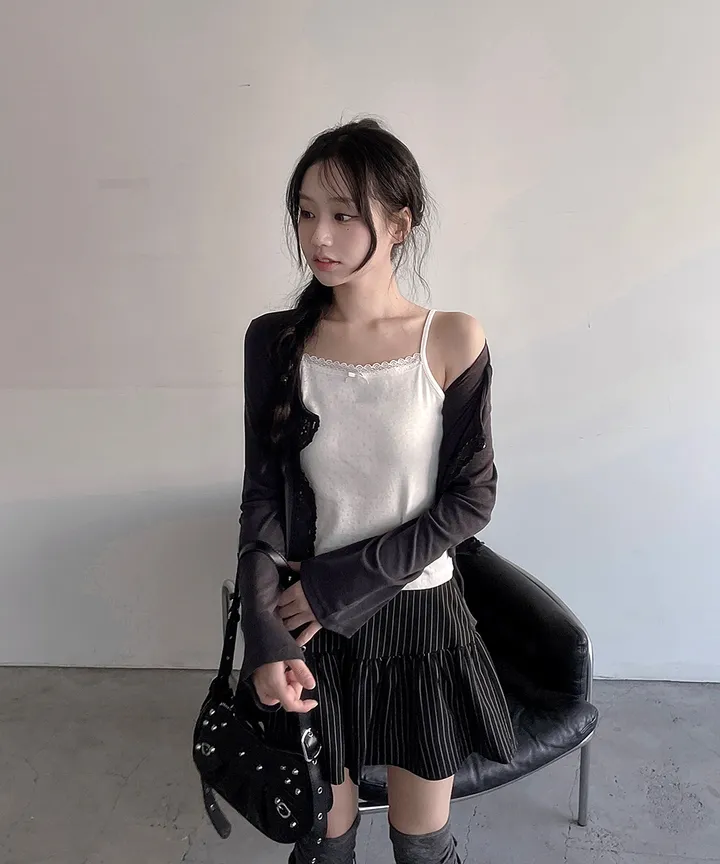 [발레코어💗몸매보정✨] 헤나 레이어드 슬림핏 크롭 유넥 트임 리본 스트랩 원버튼 레이스 가디건 겨울 봄 / 가디건 니트가디건 긴팔티셔츠 레이어드 슬림핏 기본티 이너티 뮤잉 상세 이미지 27