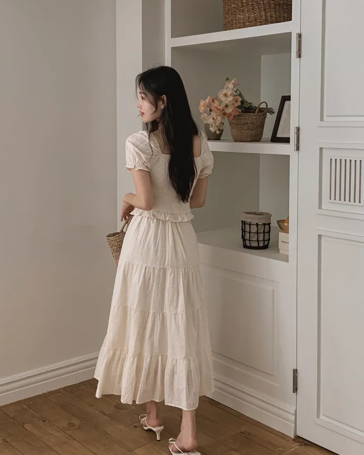 [휴양룩☘️/블라우스+스커트SET🤍] 노키 레이스 펀칭 플라워자수 리본 셔링 스모크 퍼프소매 밴딩 티어드 블라우스+롱스커트 투피스 SET 상세 이미지 66