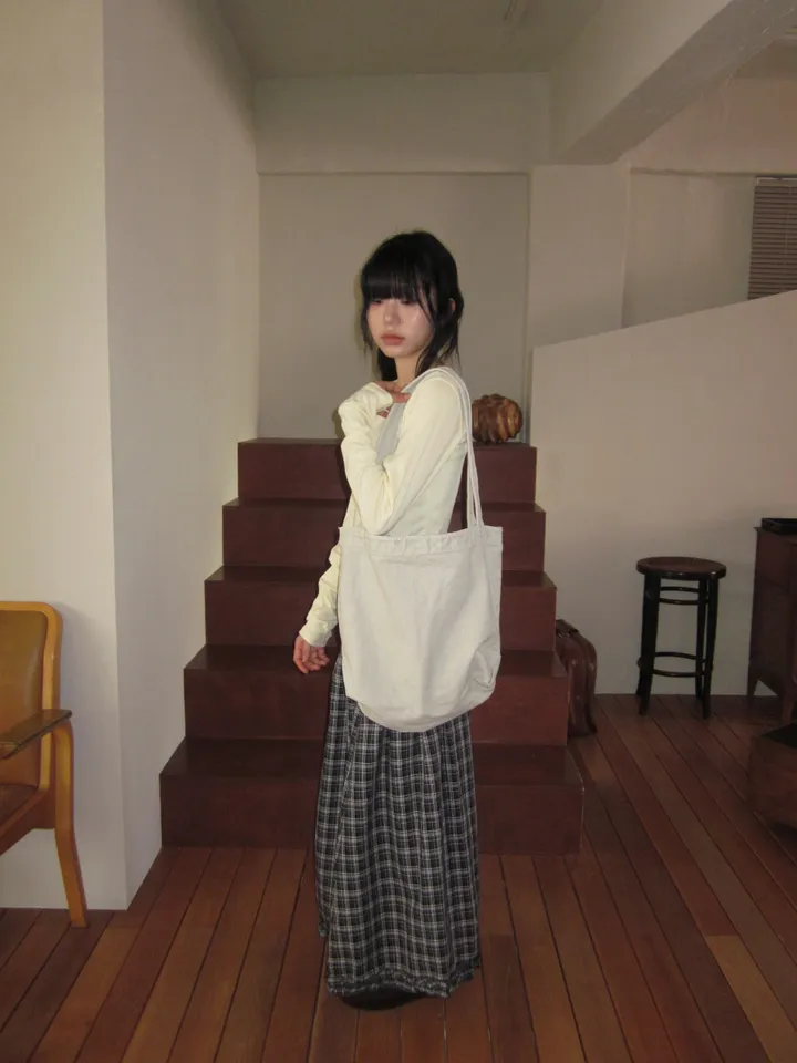 긴팔 티셔츠 모델 착용 이미지-S1L9