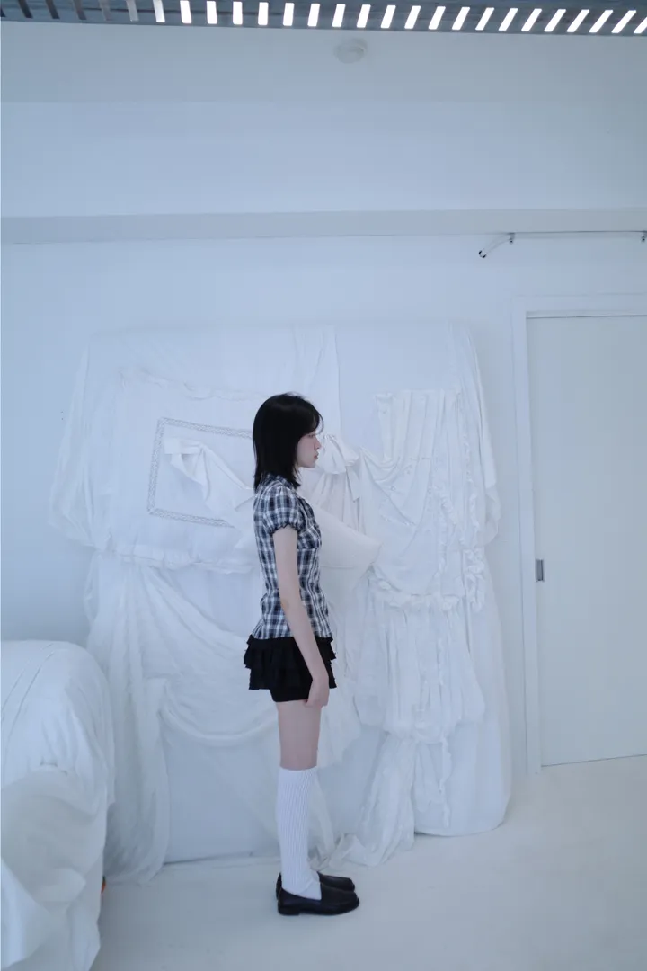 블라우스 모델 착용 이미지-S1L16
