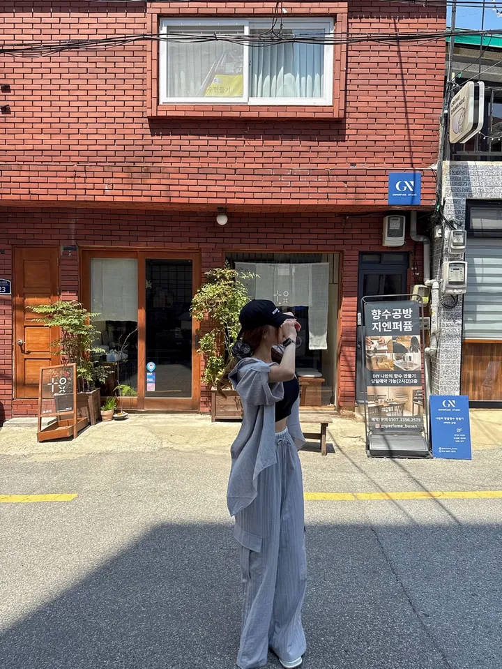 [살안타템/체형커버SET] 바스락 아노락 링클 플리츠 롤업 반팔 뒷트임 단추 루즈핏 셔츠 남방 + 하이 더블 배색 밴딩 포켓 카고 롱 와이드팬츠 쿨링 투피스 셋업 (4COLOR) 상세 이미지 17
