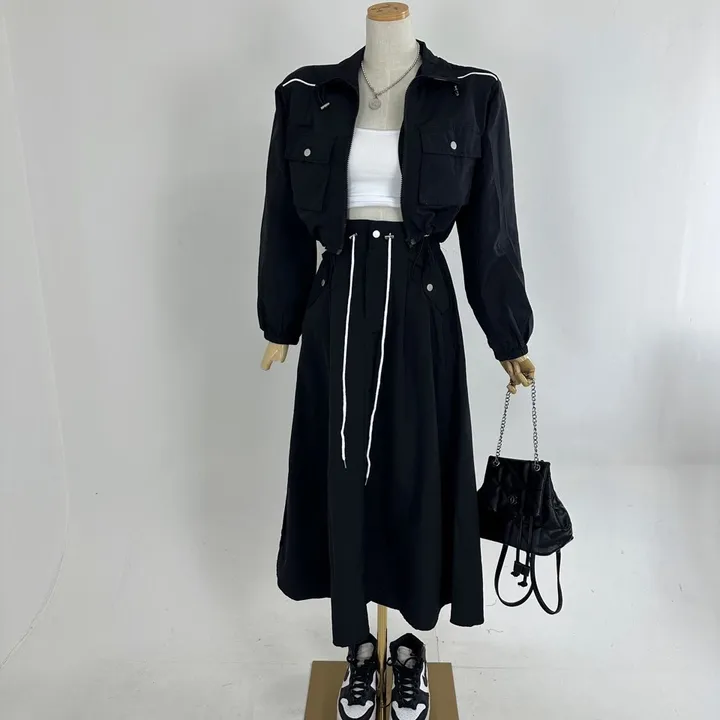 [데일리세트/봄신상/휘뚜루마뚜/세트가격💗] 바스락 루즈핏 삥줄 패드 포켓 스트링 하이넥 집업 바람막이 자켓 + 하이 뒷밴딩 스트랩 스트링 아노락 롱스커트 SET(2COLOR) 상세 이미지 16
