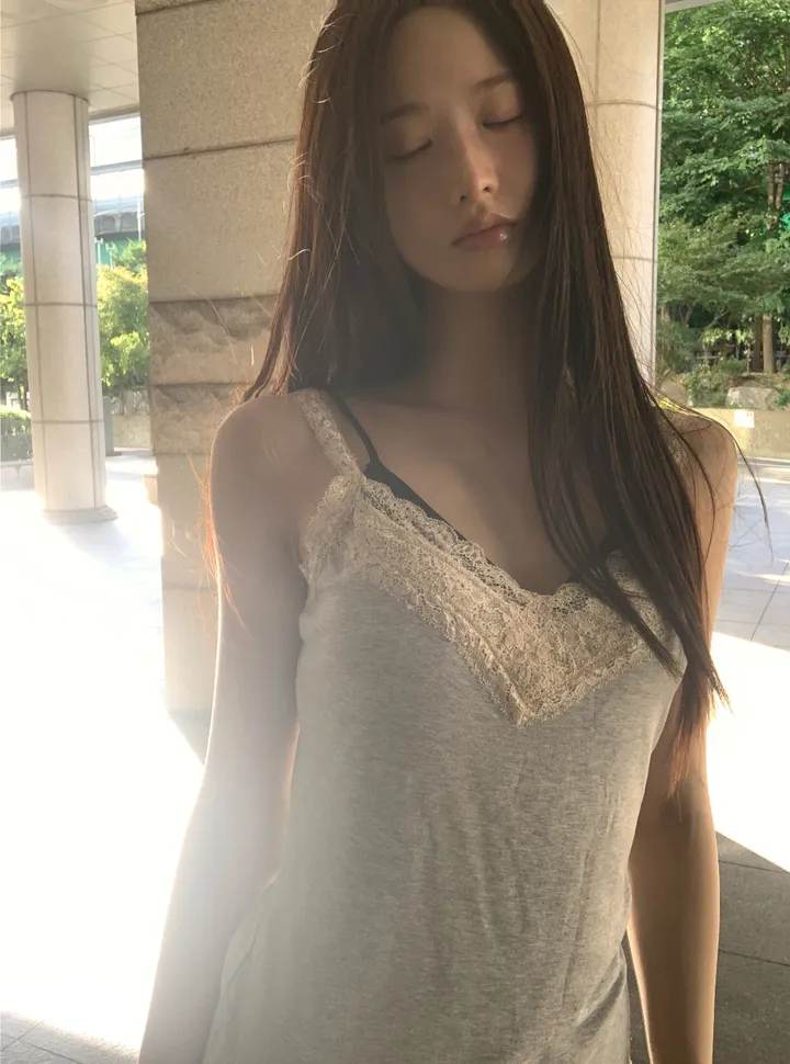 민소매 모델 착용 이미지-S1L24