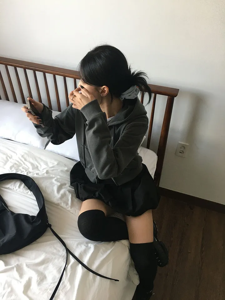 피그먼트 크롭 후드 집업 (4color) 상세 이미지 15