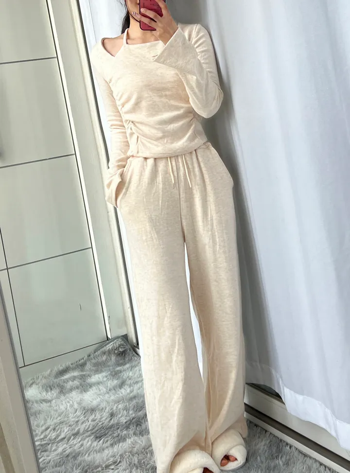 허얇골넓✨꾸안꾸 정석🌸소피아 기모 셔링 세트 (홀터넥 고퀄 오프숄더 도톰 스판 긴팔 슬림핏 티 투피스 데일리 무지 와이드 팬츠 하이웨스트 겨울 셋업 밴딩 바지) 상세 이미지 10